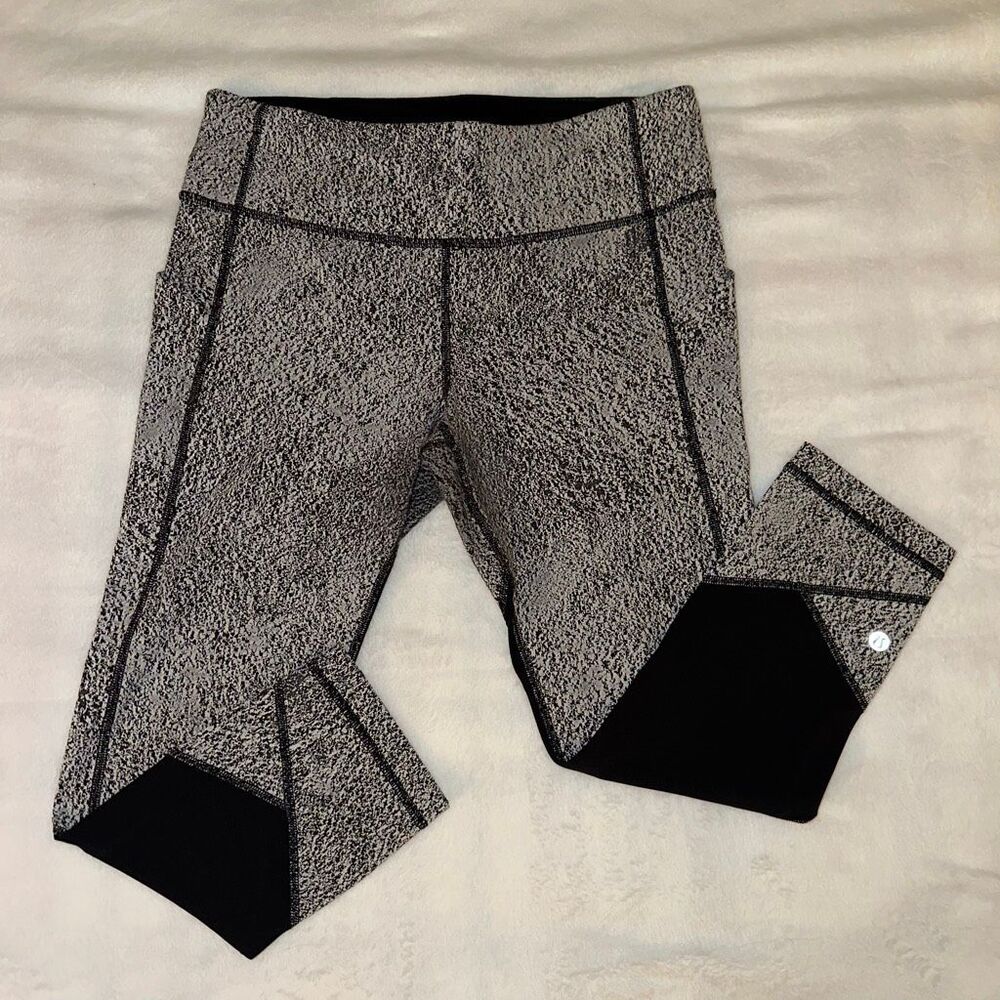 Lululemon Womens 8 Pace Rival Crop Leggings Black White Jacquard Worn Pilling